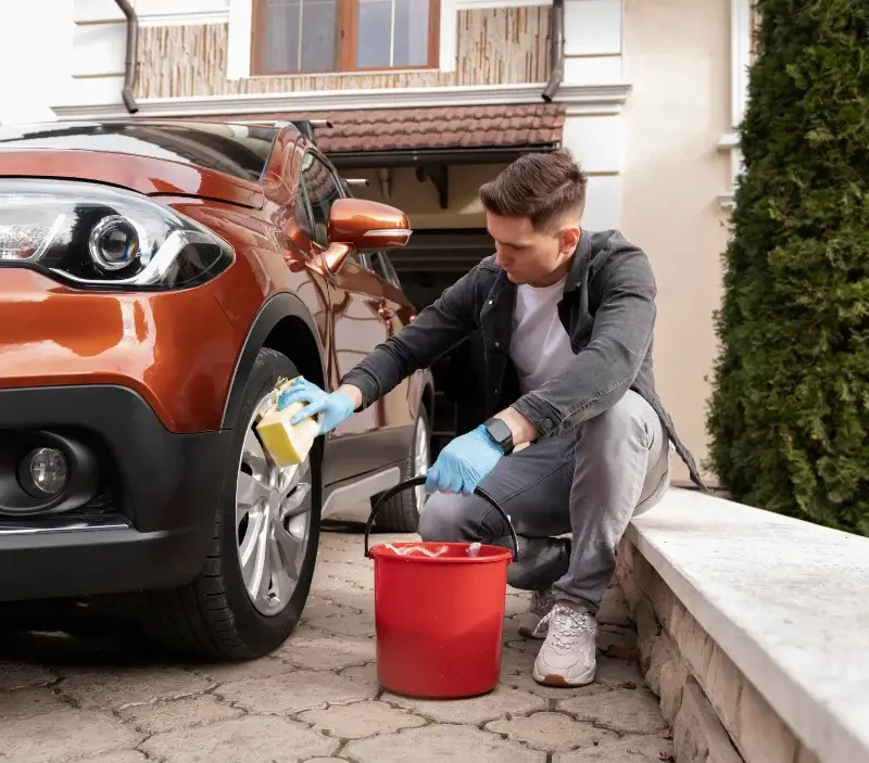 Lavage auto à domicile Souvignargues : professionnel intervenant sur un véhicule